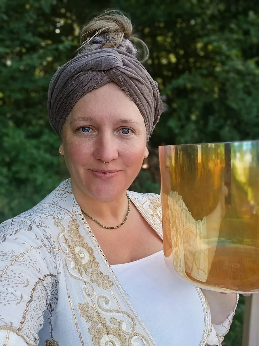 Natascha Vetterli, Homöopathin und Sound Practitioner, mit einer Kristallklangschale