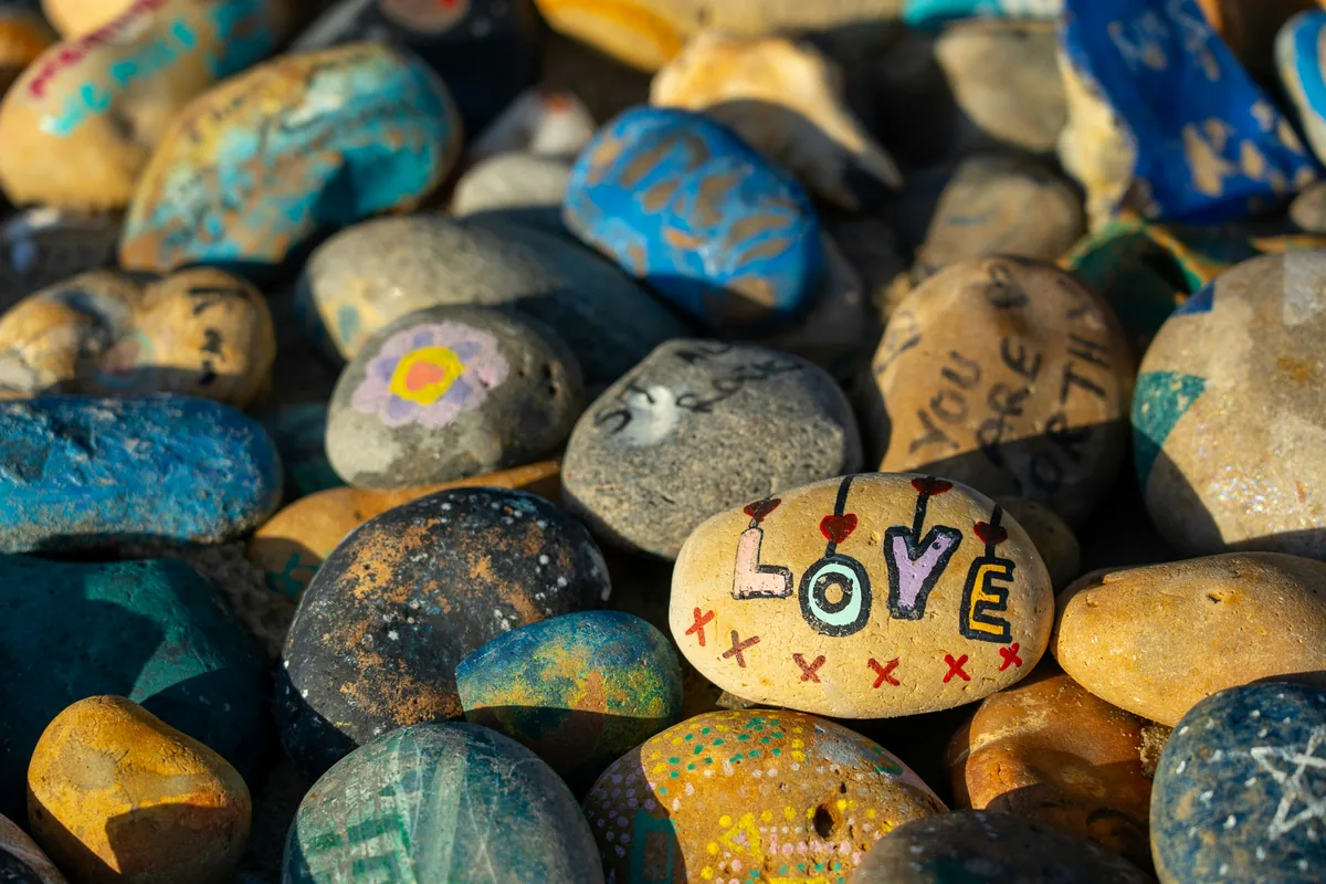 Bemalte Steine mit dem Schriftzug „LOVE“